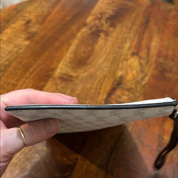 Michael Kors Ivory Jet Set MK Logo Wristlet - Picture 5 of 11